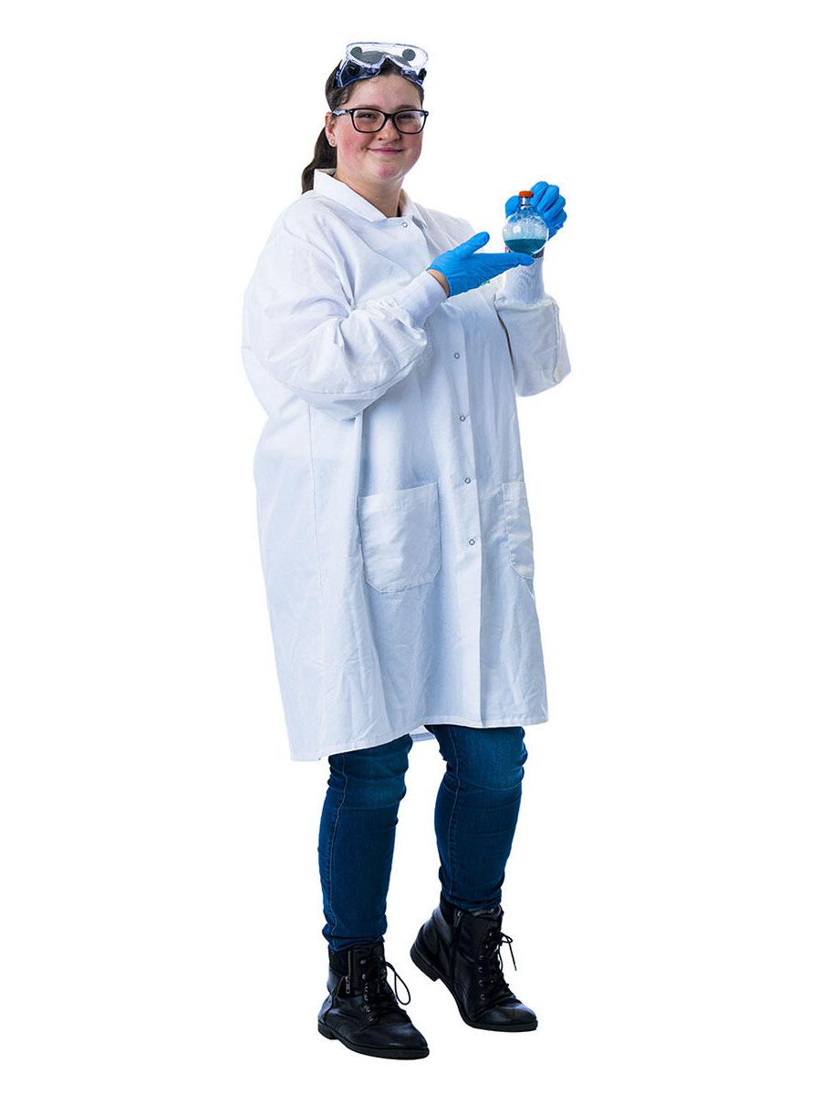 一名身穿实验服、头戴科学护目镜、头戴蓝色手套、手举装有蓝色液体的烧杯的学生站在白色背景前.