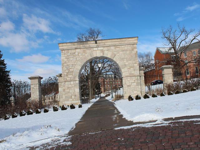 冬雪中的拱门.