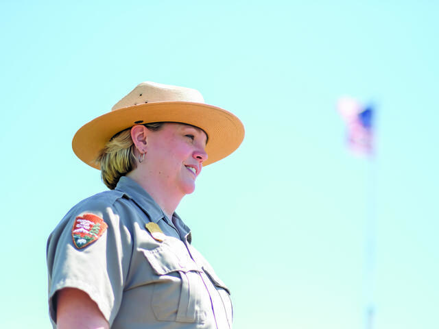 阿比·威克林-贝恩穿着国家公园护林员的制服. 